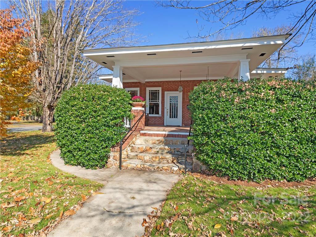218 West Main Street Brevard, NC 28712 - Photo 4 of 48 a front view of a house with garden