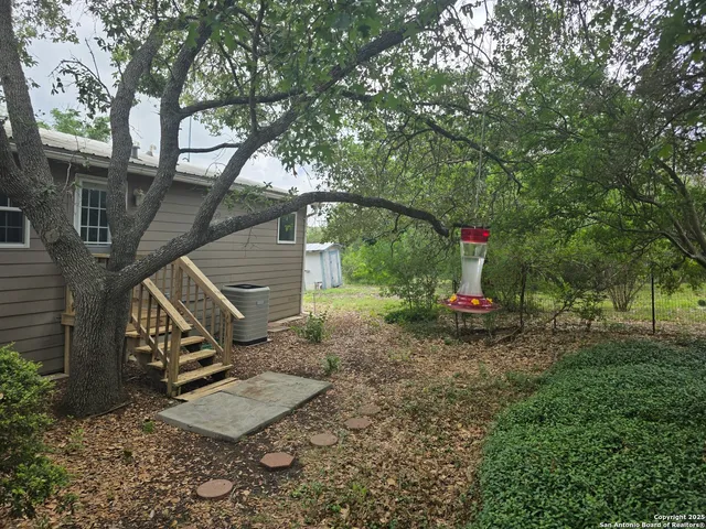 a view of a backyard