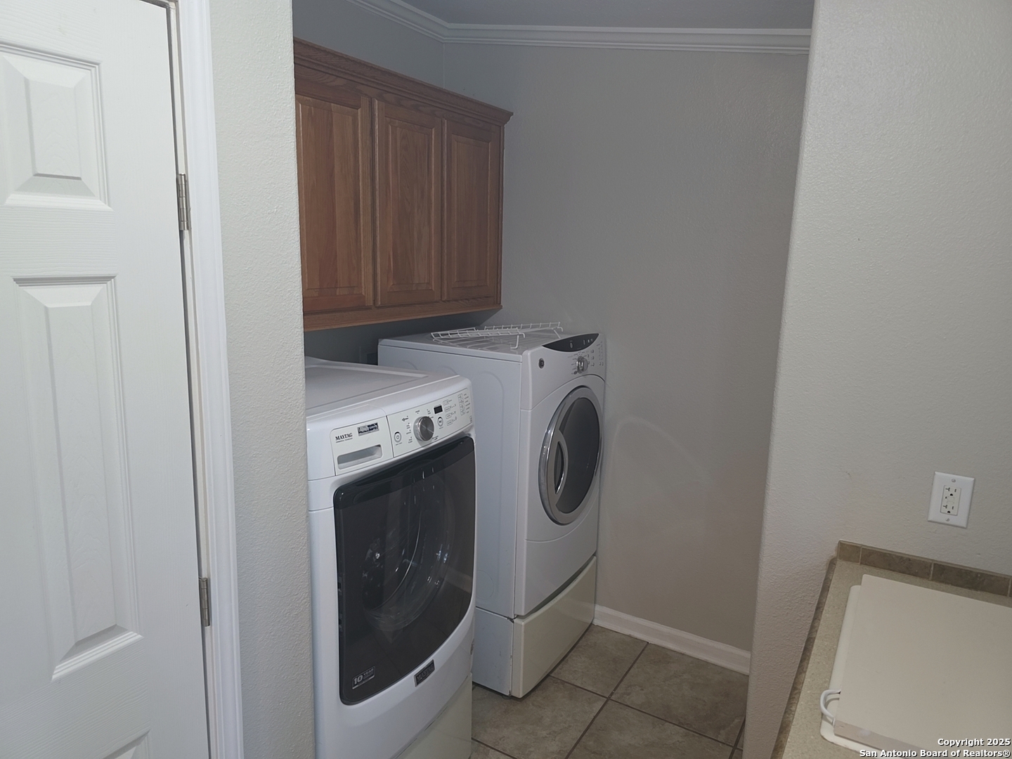 7940 County Road 279 Rio Medina, TX 78066 - Photo 9 of 33 a utility room with dryer and washer