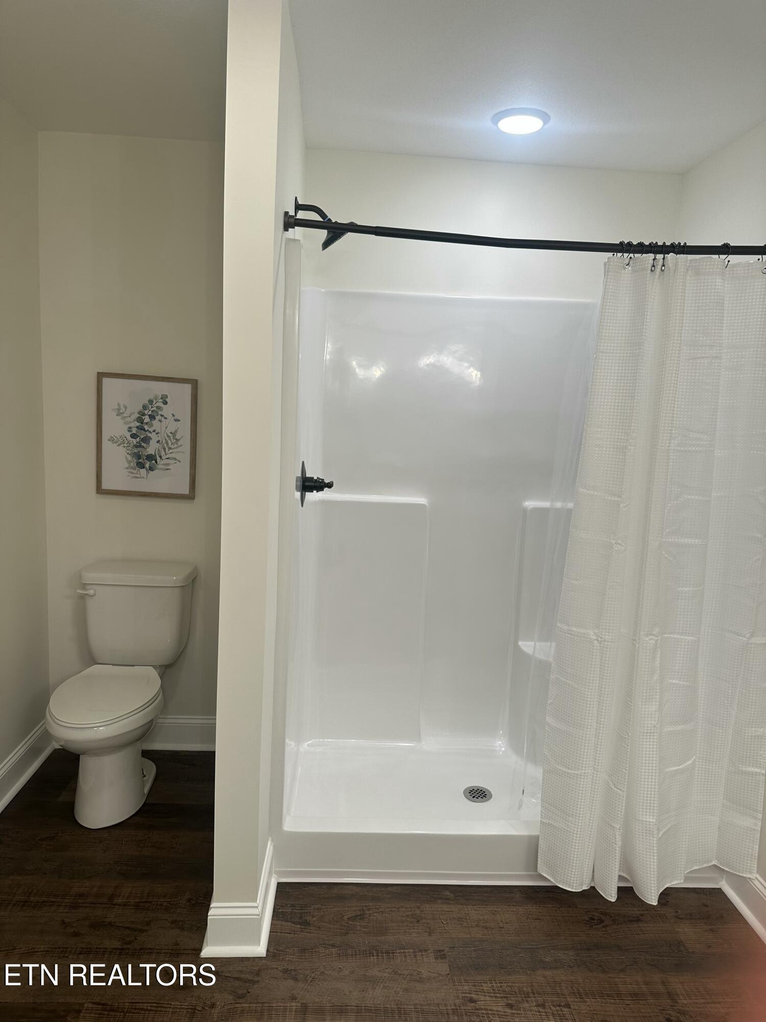 540 Henderson Road, Unit 138 Pigeon Forge, TN 37862 - Photo 32 of 51 Primary Bathroom