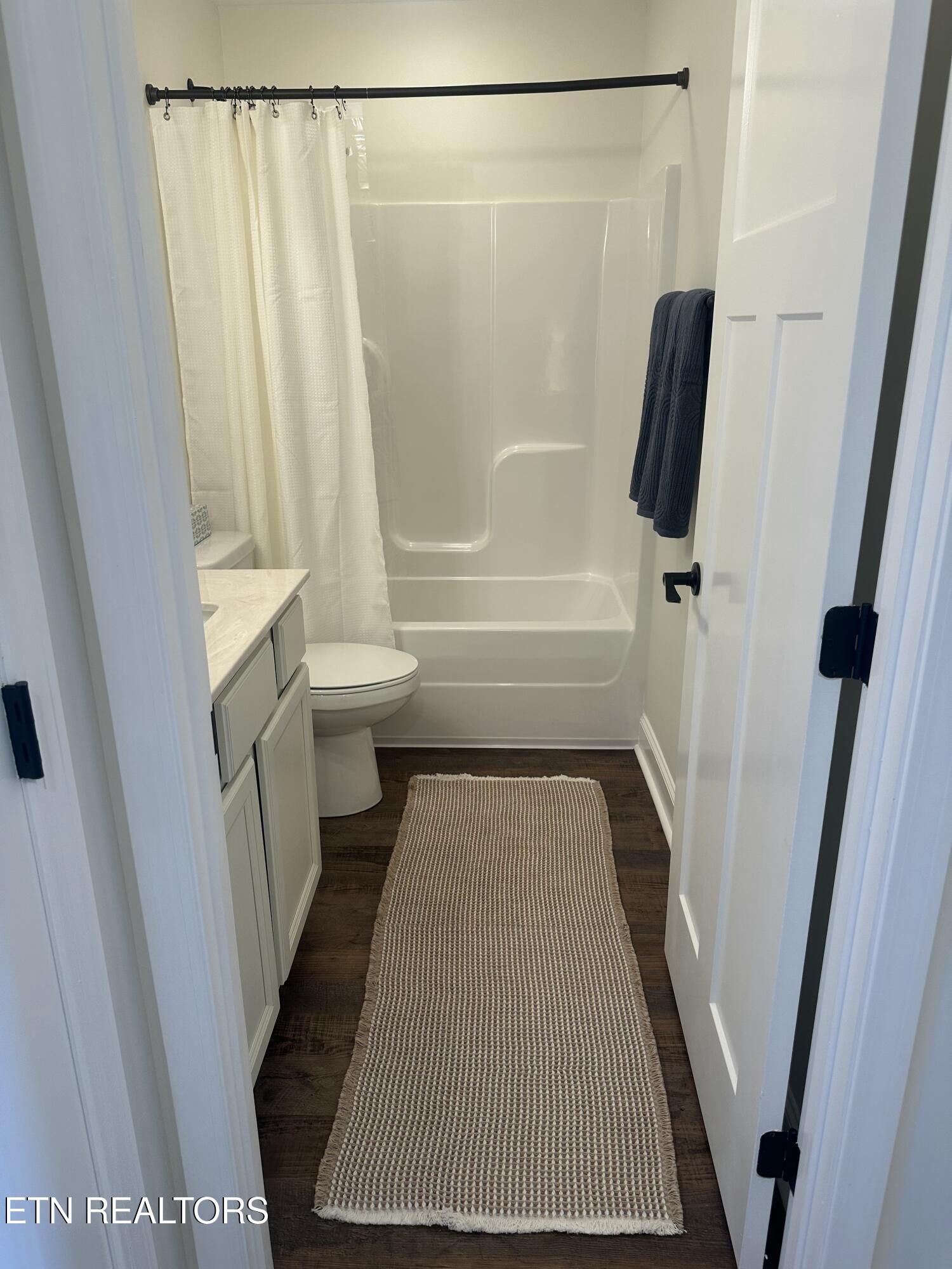 540 Henderson Road, Unit 138 Pigeon Forge, TN 37862 - Photo 36 of 51 Guest Bath