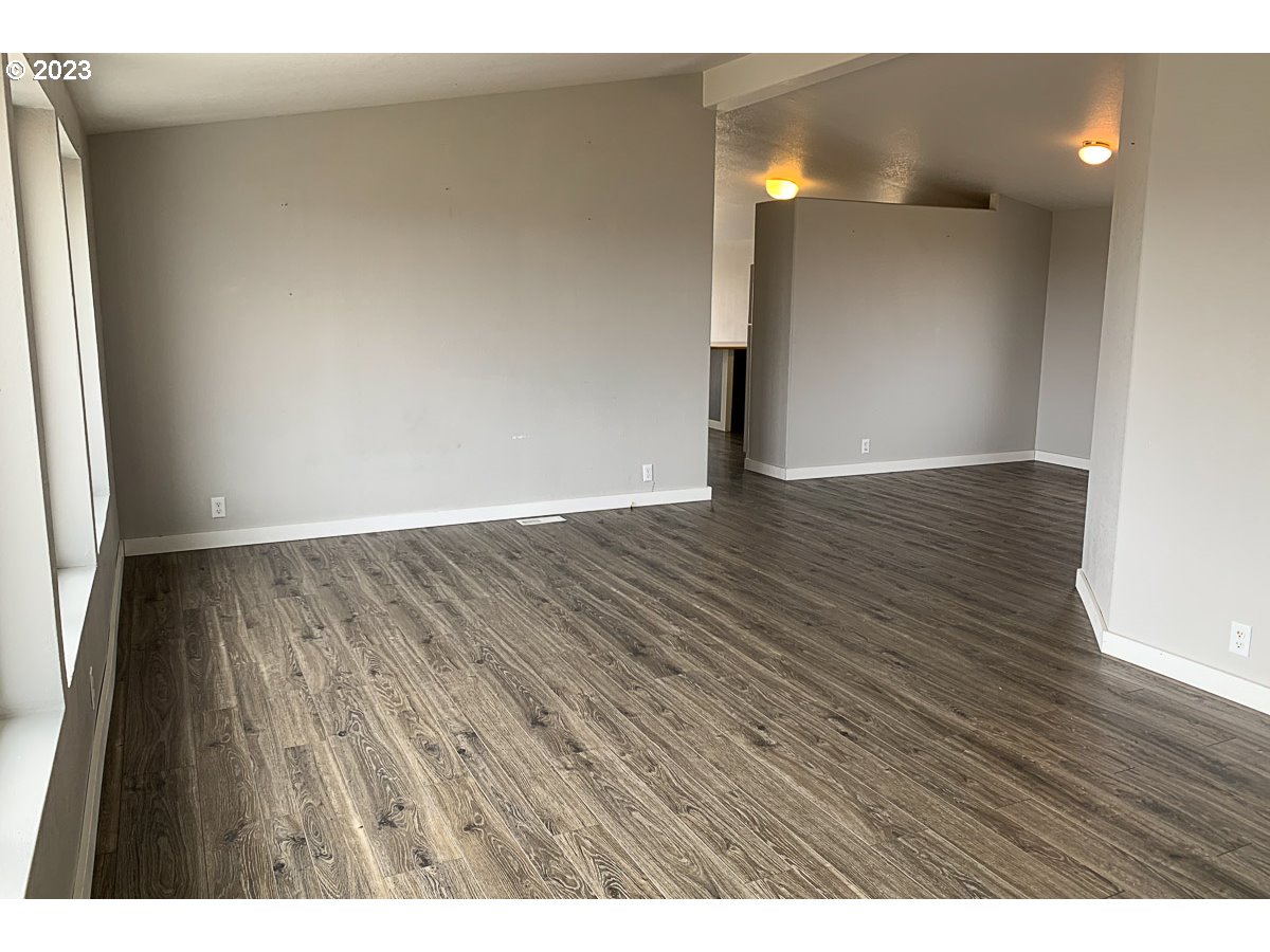 80229 Countryside Road Joseph, OR 97846 - Photo 6 of 32 Living Room/Dining Room
