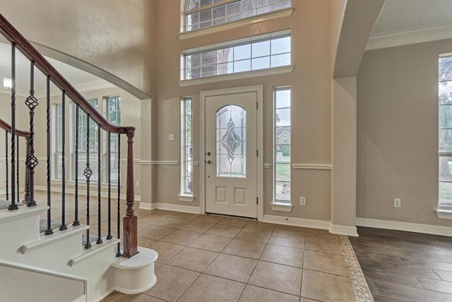 a view of an entryway with a livingroom