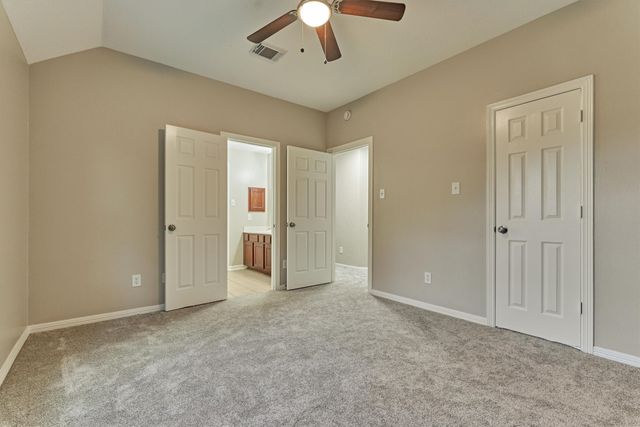 a view of empty room with a ceiling fan