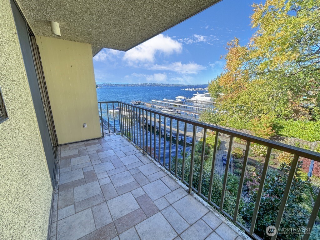 4561 Lake Washington Boulevard Northeast, Unit 303 Kirkland, WA 98033 - Photo 9 of 16 a view of a balcony with an outdoor space