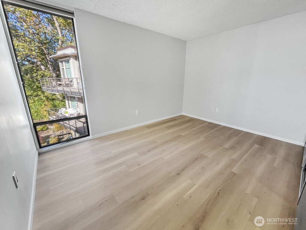 4561 Lake Washington Boulevard Northeast, Unit 303 Kirkland, WA 98033 - Photo 10 of 16 an empty room with windows