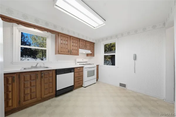 $260,000 | 131 Colvinhurst Drive, Tonawanda, NY 14223