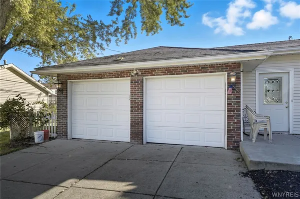 $260,000 | 131 Colvinhurst Drive, Tonawanda, NY 14223