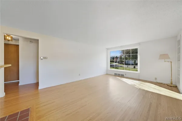 $260,000 | 131 Colvinhurst Drive, Tonawanda, NY 14223