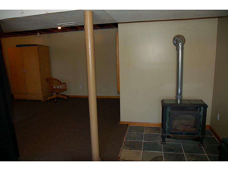 285 Old Rockville Road Hopkinton, RI 02833 - Photo 10 of 16 Den/Family/Great Room.