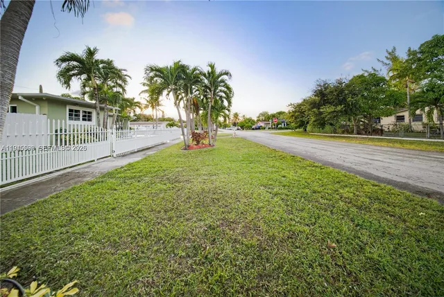 a view of a backyard