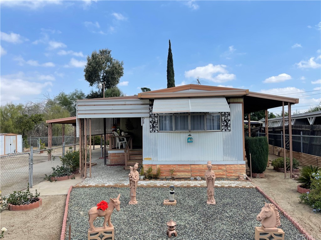 an outdoor view of house