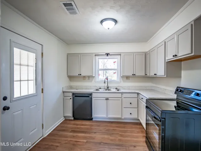 $215,000 | 201 College Street, Batesville, MS 38606