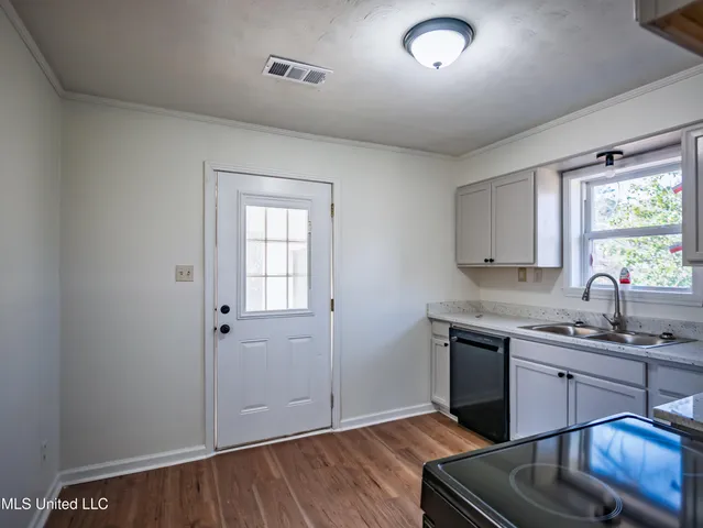 $215,000 | 201 College Street, Batesville, MS 38606