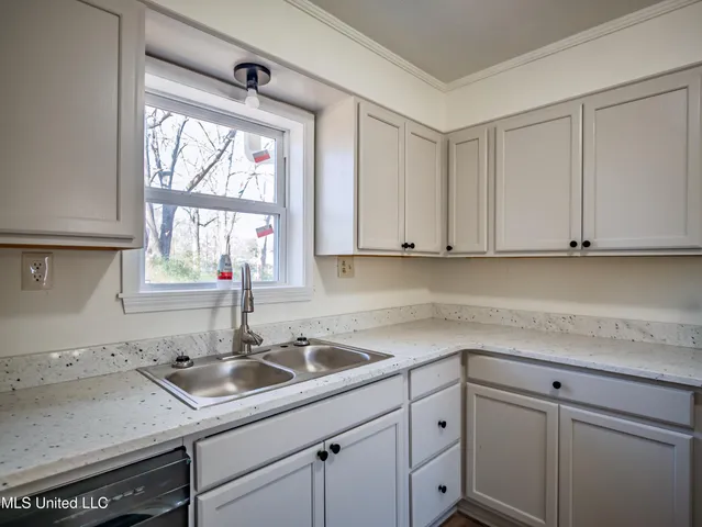 $215,000 | 201 College Street, Batesville, MS 38606