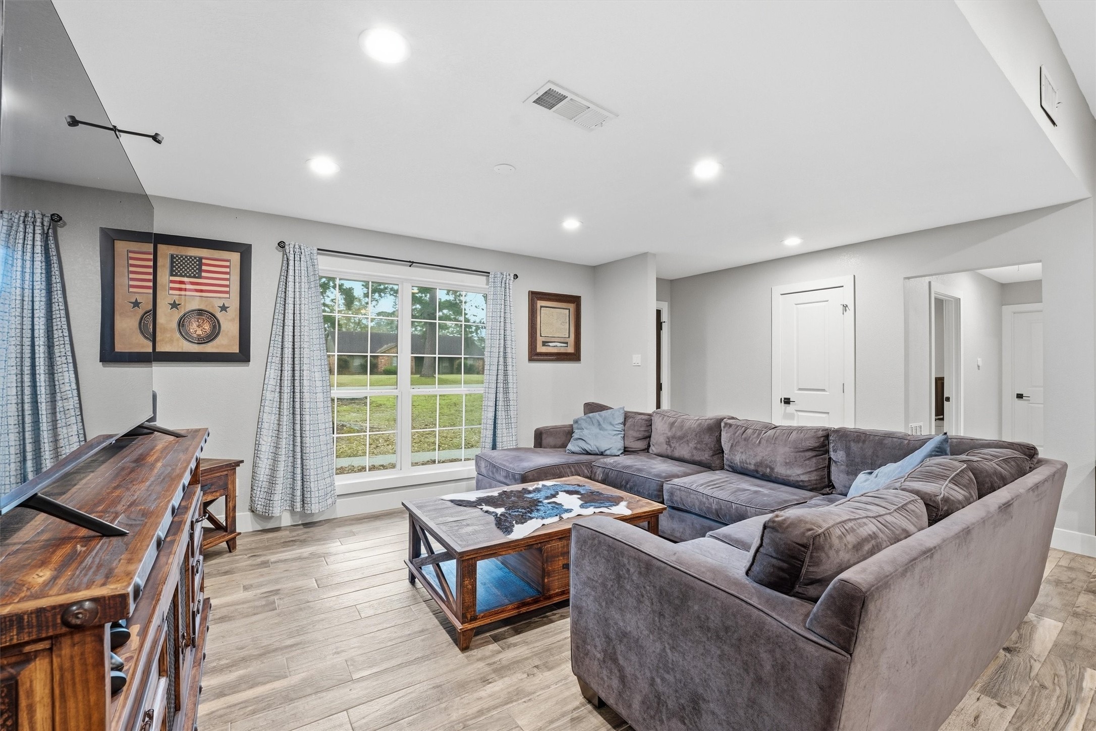 431 Dover Lane Spring, TX 77373 - Photo 4 of 19 a living room with furniture and a window