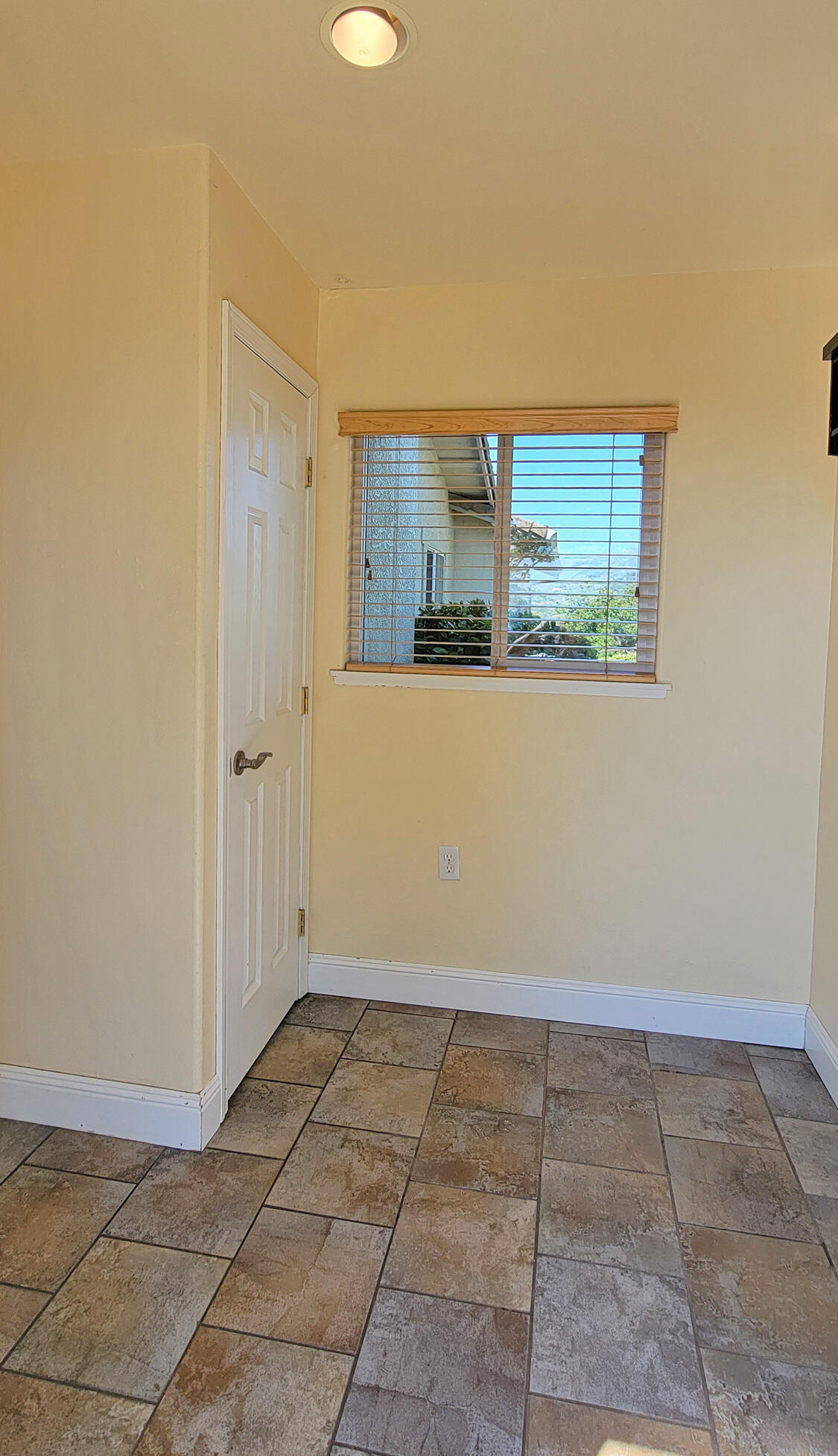 15723 Highland Point Way Redding, CA 96001 - Photo 26 of 40 mud-room