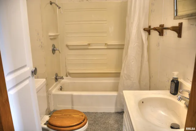 $75,000 | 705 West Adams Street, Blandinsville, IL 61420