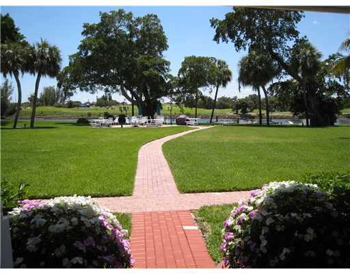 304 Golfview Road, Unit 203 North Palm Beach, FL 33408 - Photo 4 of 29 Picnic/Grill area on Intracoastal