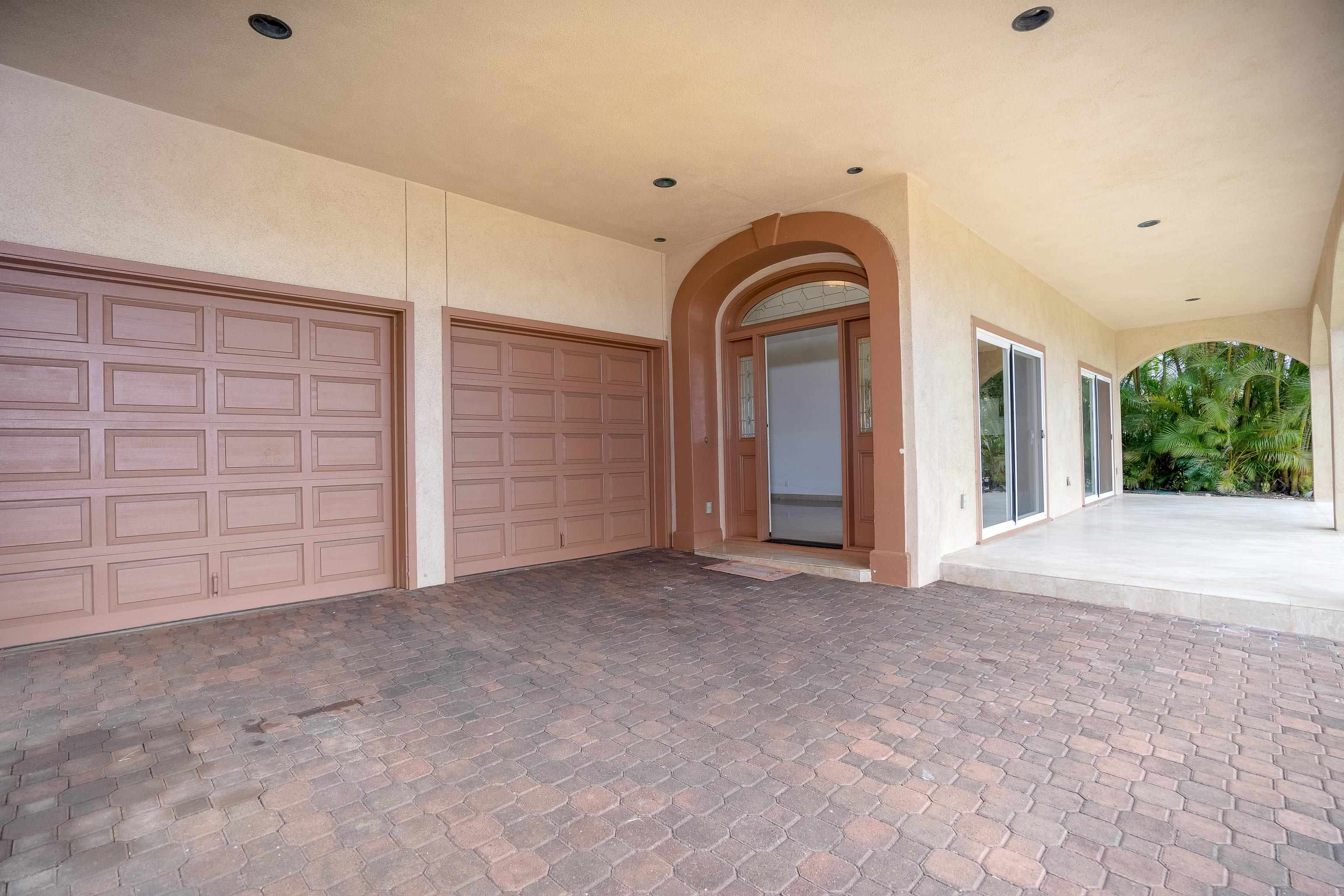 216 Kamakoi Loop Kihei, HI 96753 - Photo 11 of 30 an empty room with closet and entryway