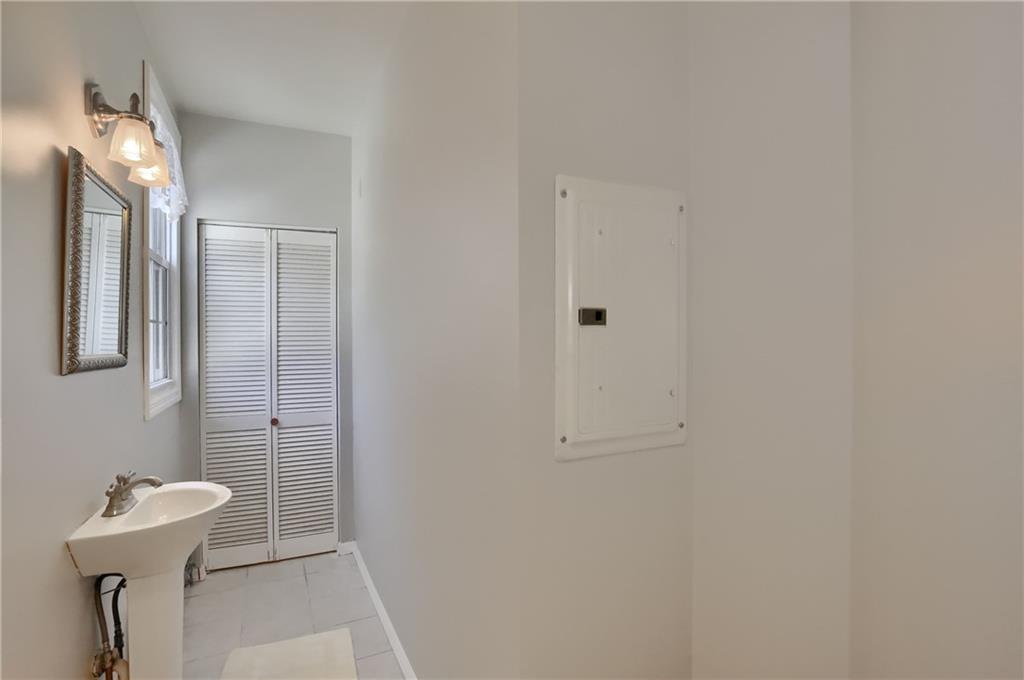 450 Kilbourne Street Pittsburgh, PA 15207 - Photo 15 of 24 Half Bathroom