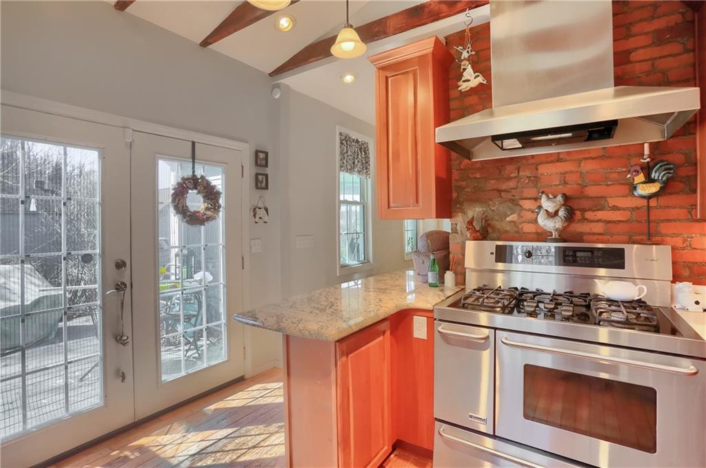 450 Kilbourne Street Pittsburgh, PA 15207 - Photo 16 of 24 Kitchen with Vaulted Ceilings