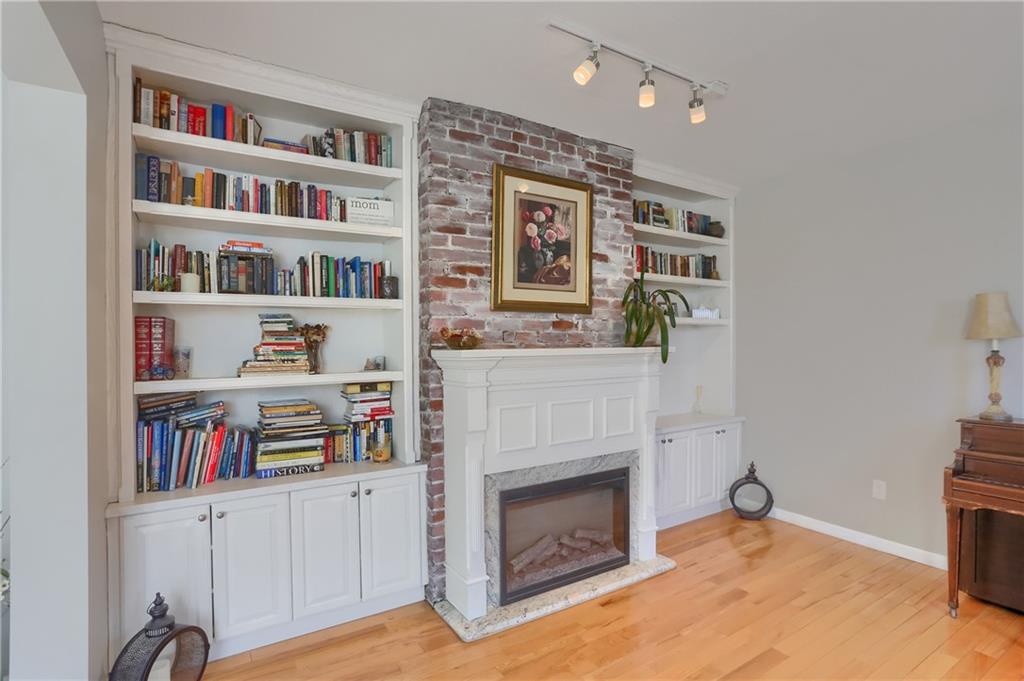 450 Kilbourne Street Pittsburgh, PA 15207 - Photo 9 of 24 Built Ins