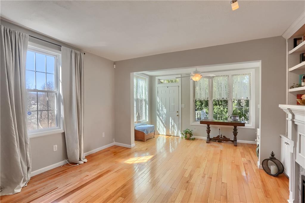 450 Kilbourne Street Pittsburgh, PA 15207 - Photo 10 of 24 Living Room