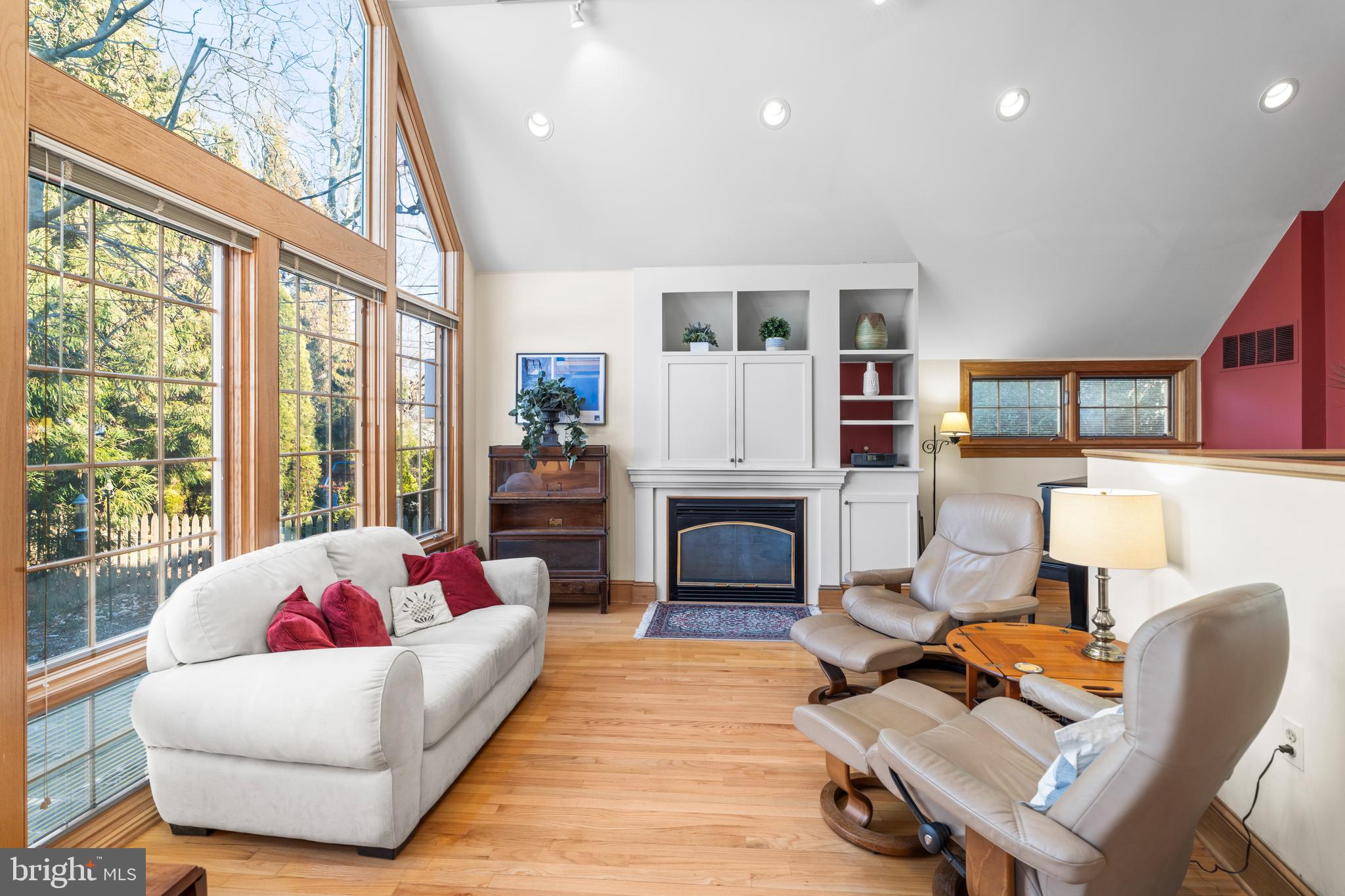 708 Dunkirk Road Baltimore, MD 21212 - Photo 11 of 31 Family Room with Gas Fireplace