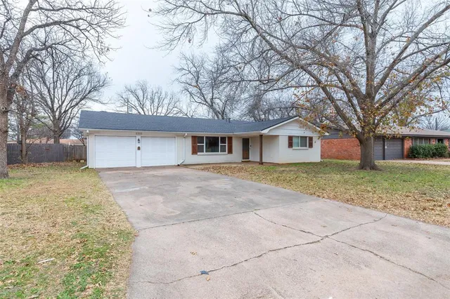 a view of a house with a yard and garage