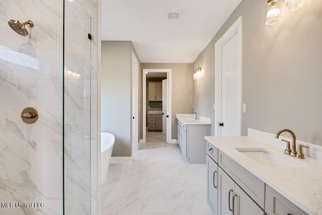 2115 Livingston Way Hernando, MS 38632 - Photo 18 of 41 Primary Bath