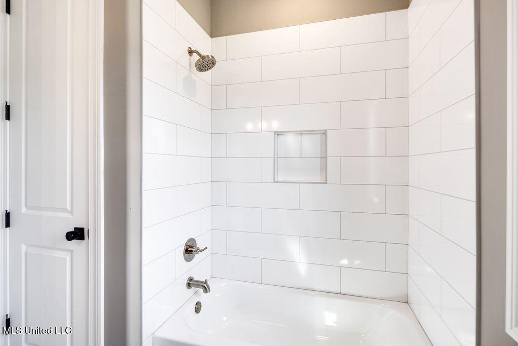 2115 Livingston Way Hernando, MS 38632 - Photo 29 of 41 Guest Bath