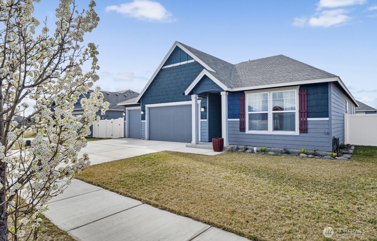 4705 West Merlin Street Moses Lake, WA 98837 - Photo 2 of 33 a view of a house with a yard
