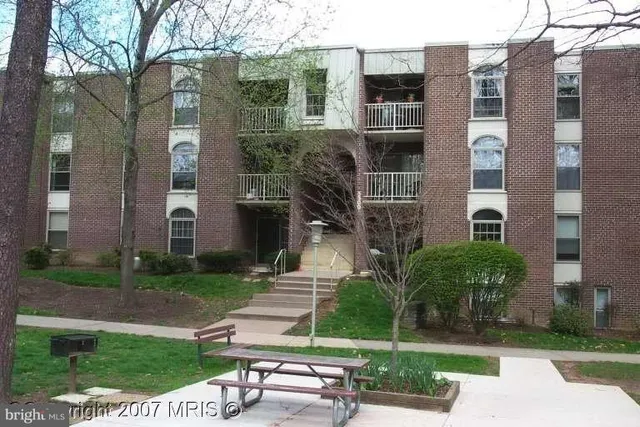 $2,100 | 3300 Woodburn Village Drive, Unit 23, Annandale, VA 22003