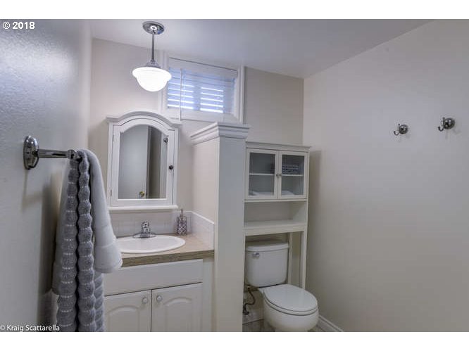 2007 Southwest Dewitt Street Portland, OR 97239 - Photo 25 of 32 Gallery Image 25