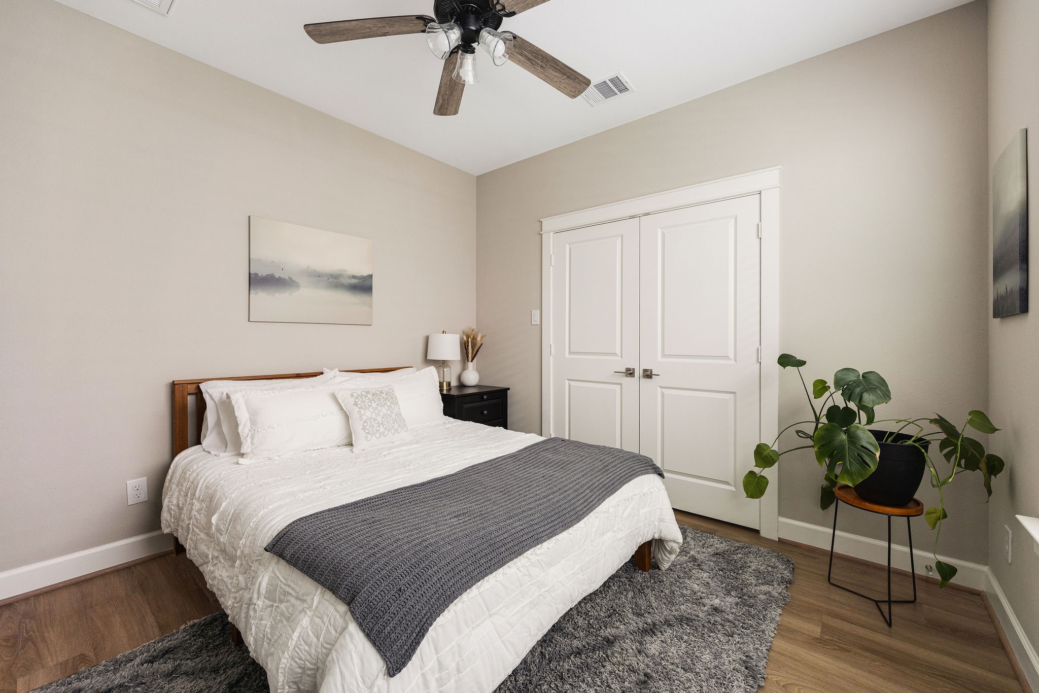 603 Link Road, Unit F Houston, TX 77009 - Photo 12 of 16 Versatile first-floor bedroom with full en-suite bath. Ideal for guests, a home office, or flexible living.