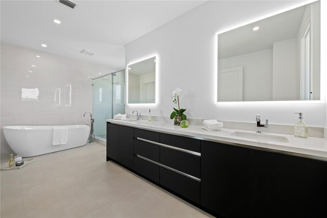 3204 Dover Road Pompano Beach, FL 33062 - Photo 49 of 73 Primary Bathroom