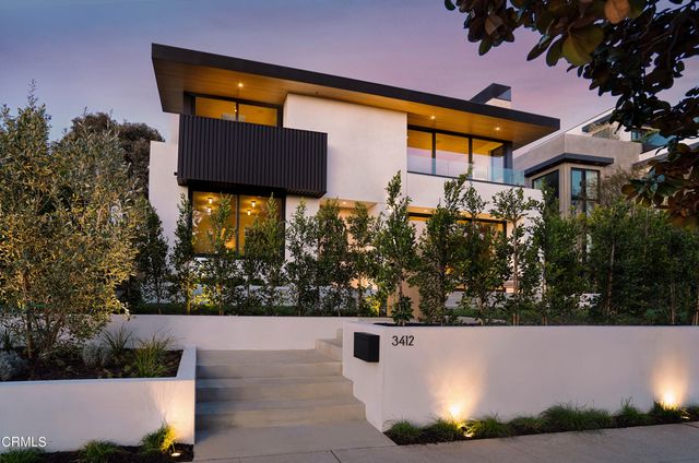 a view of a back yard