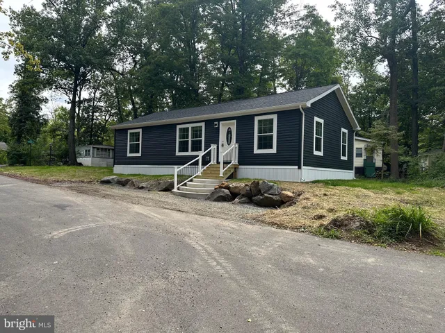 a view of a house with backyard