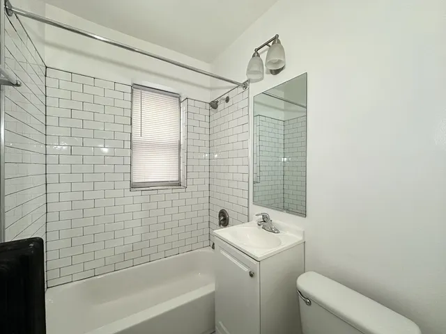$1,250 | 4031 North Kenmore Avenue, Unit 203, Chicago, IL 60613