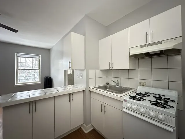 $1,250 | 4031 North Kenmore Avenue, Unit 203, Chicago, IL 60613