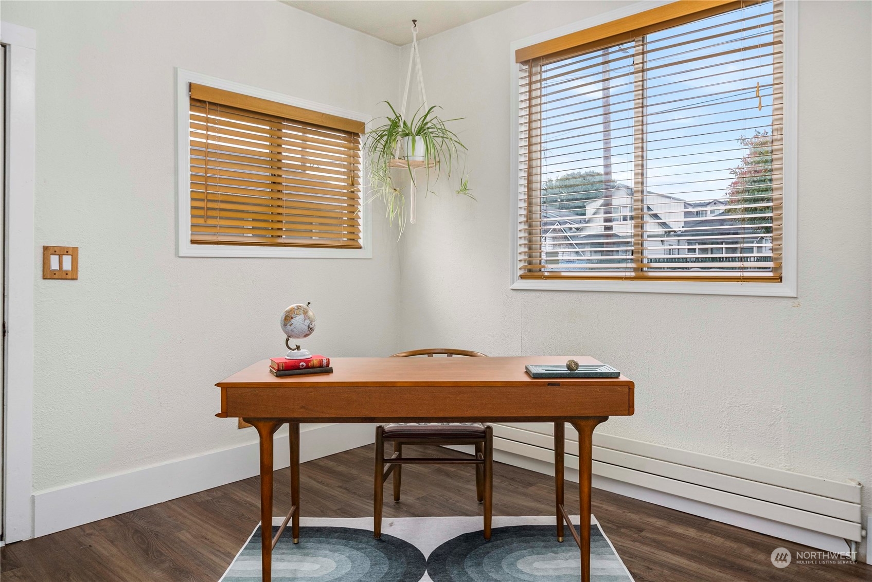 2510 Rockefeller Avenue Everett, WA 98201 - Photo 18 of 40 a workspace with furniture and window
