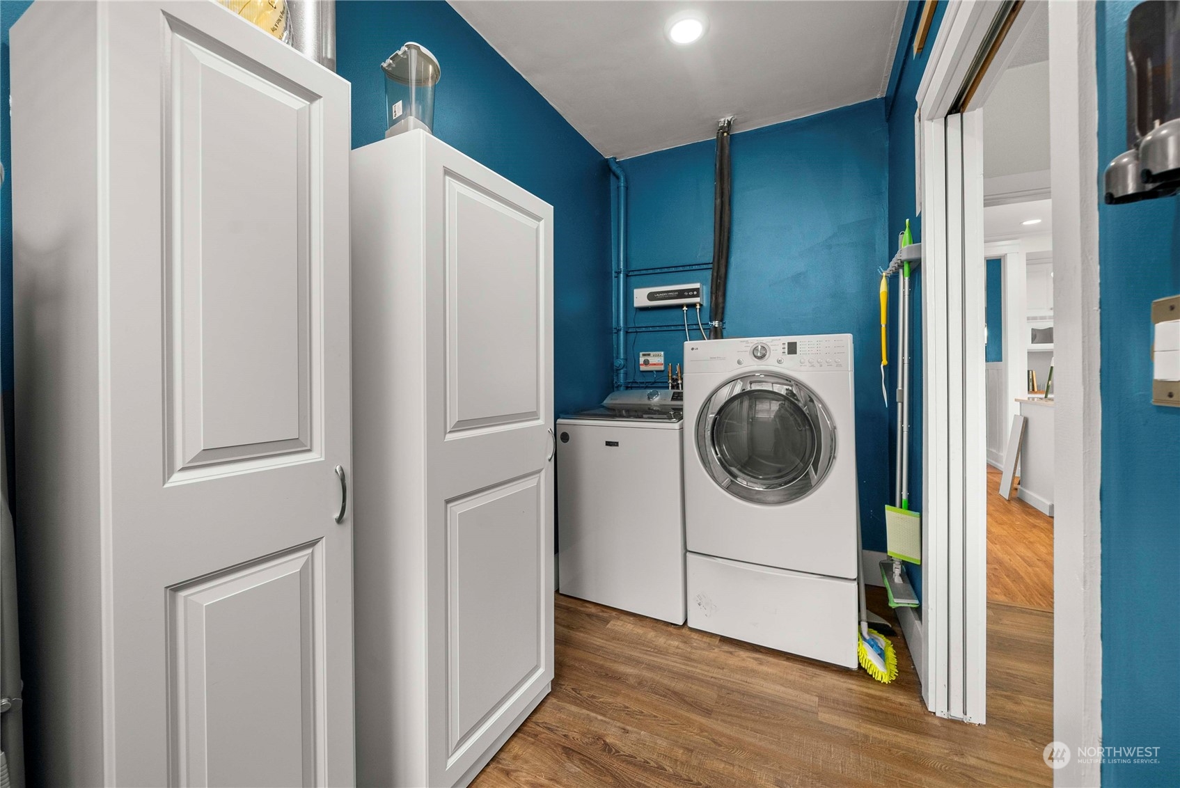 2510 Rockefeller Avenue Everett, WA 98201 - Photo 19 of 40 a utility room with dryer and washer
