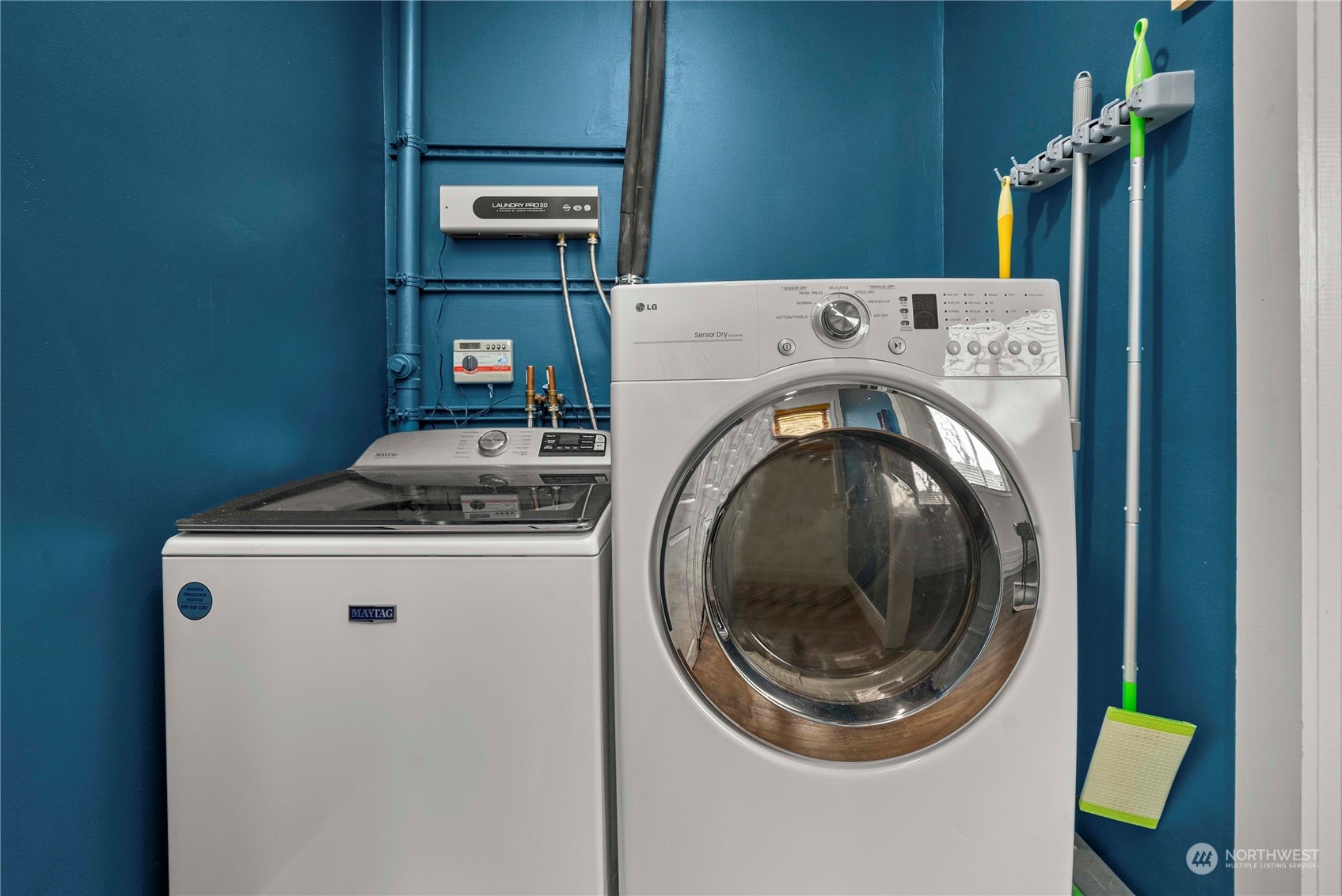 2510 Rockefeller Avenue Everett, WA 98201 - Photo 20 of 40 a utility room with dryer and washer