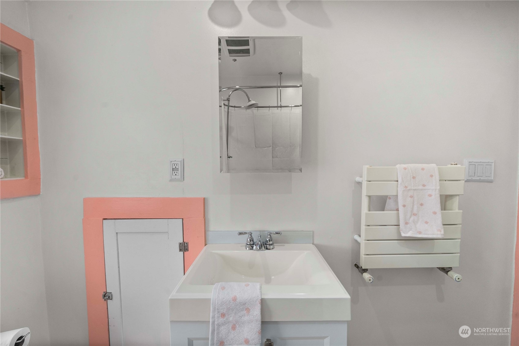 2510 Rockefeller Avenue Everett, WA 98201 - Photo 23 of 40 a bathroom with a bathtub sink and mirror