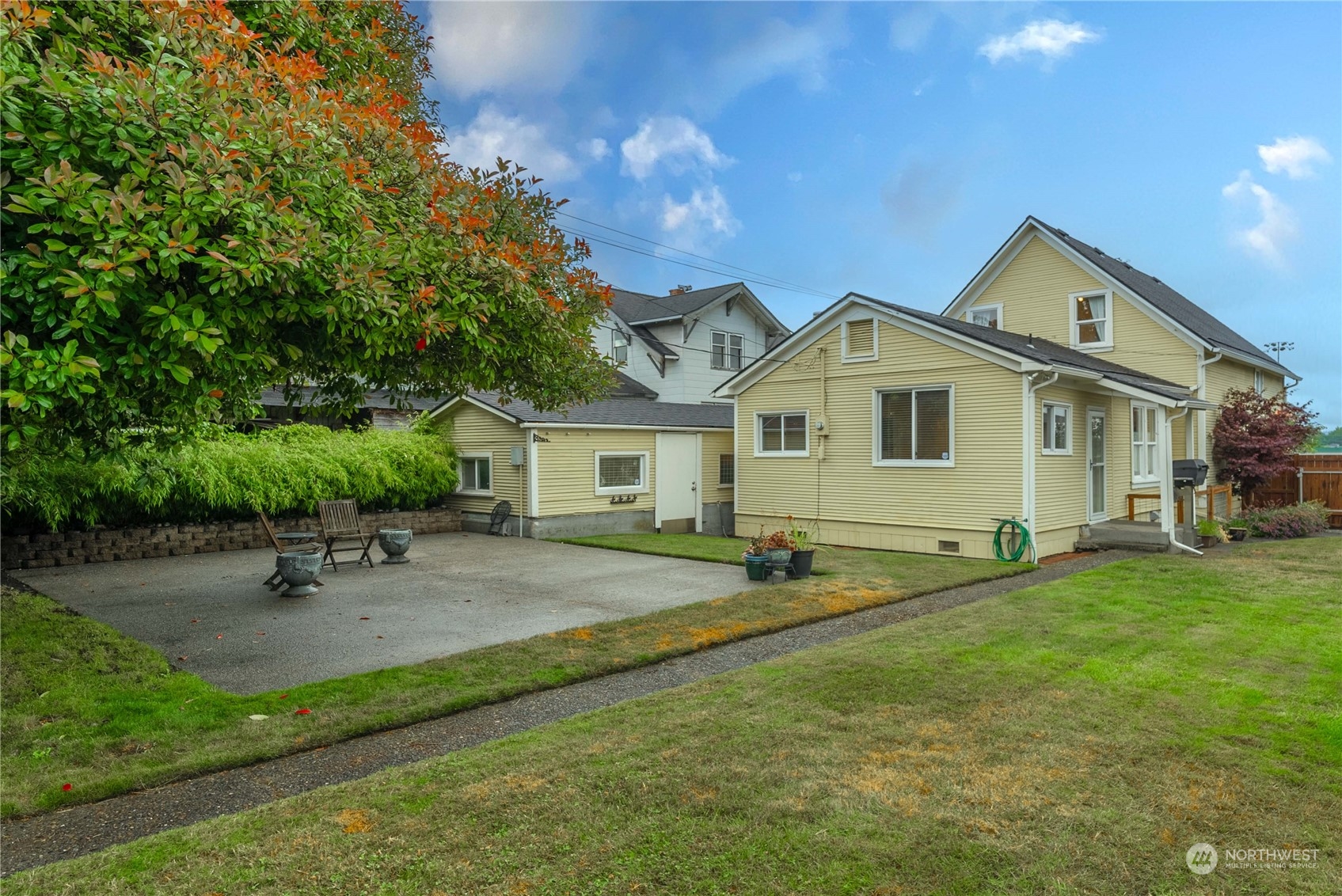 2510 Rockefeller Avenue Everett, WA 98201 - Photo 35 of 40 a backyard of a house with table and chairs