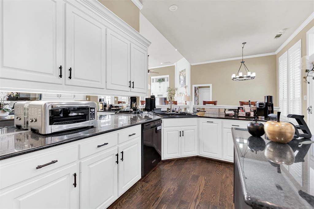 2605 Rutgers Court Plano, TX 75093 - Photo 18 of 34 Kitchen looks out over the breakfast nook and easy access to the family room too! Close to the garage makes bringing in groceries a breeze, and the door to the side yard is handy for when you want a breath of fresh air!