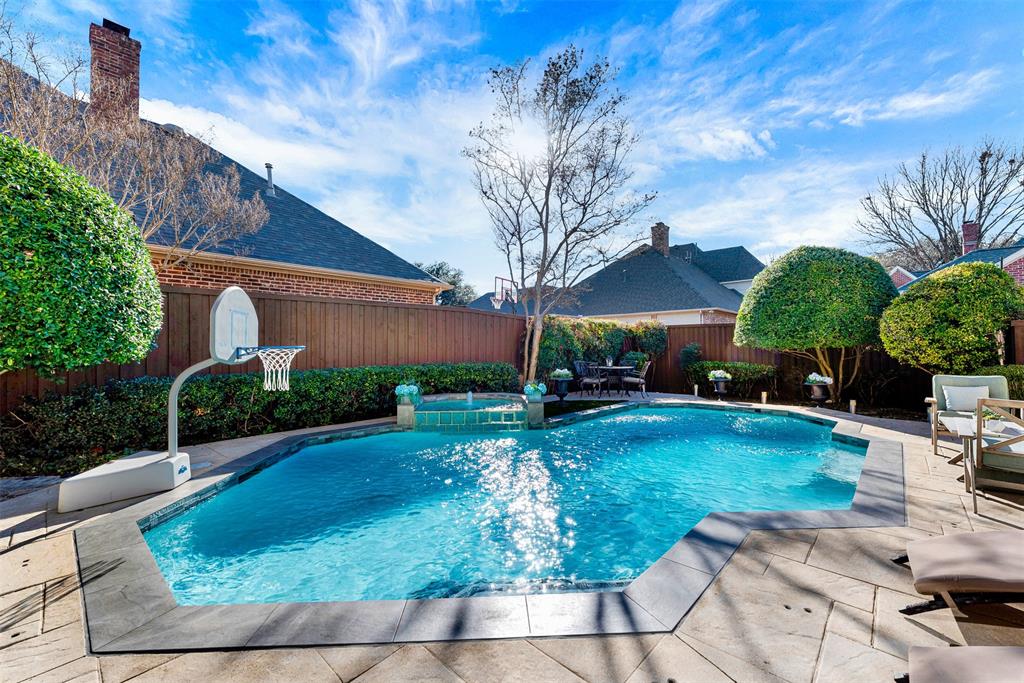 This resort-inspired backyard will enchant friends and family all year round! The spa keeps you warm in chilly winter days, and the sparkling pool refreshes you when the weather is warmer!