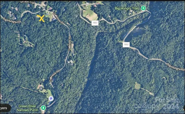 a view of a yard of a yard