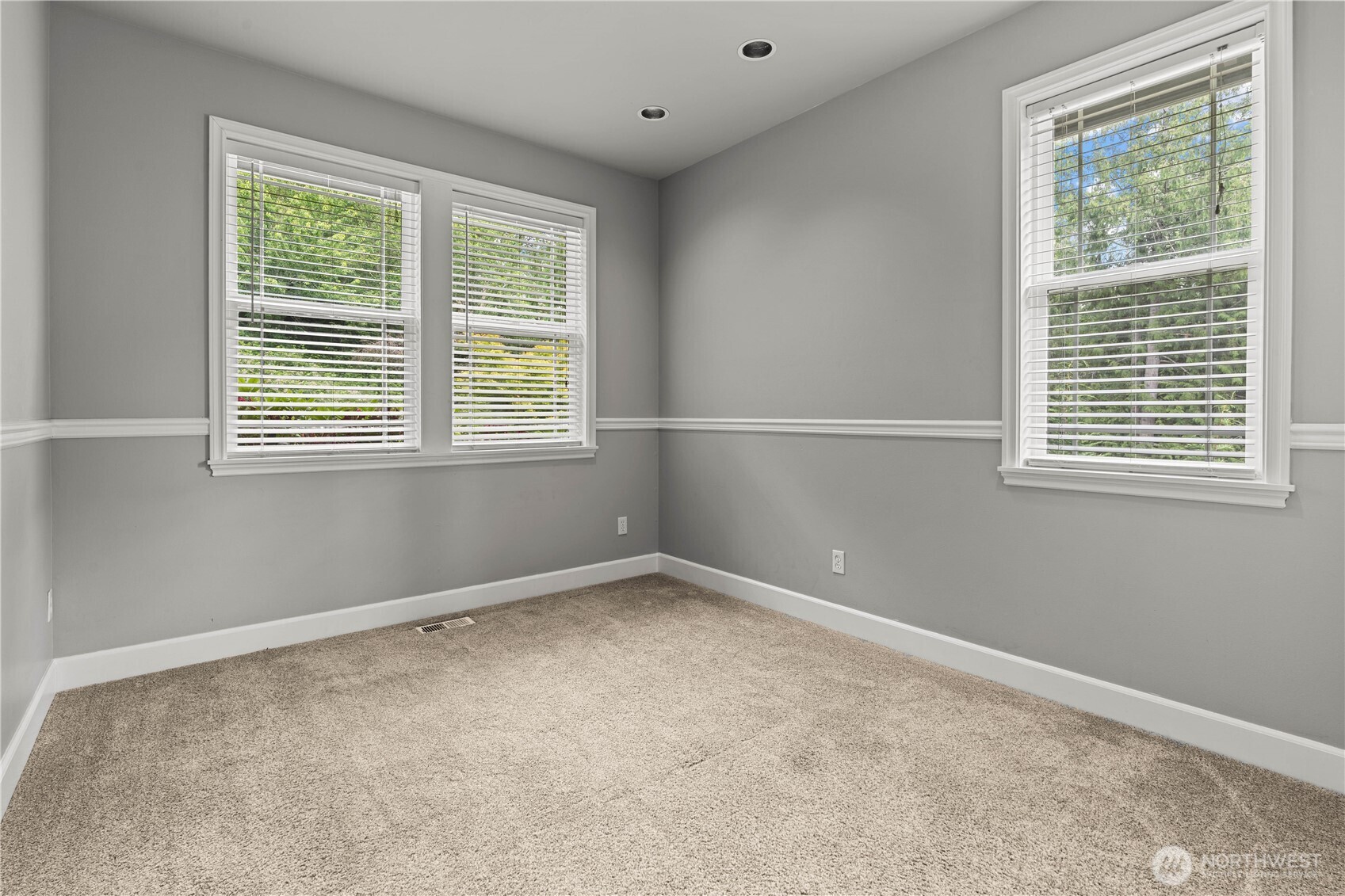 13402 Spiketon Road Buckley, WA 98321 - Photo 25 of 35 an empty room with a window